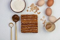 На фото арахис, яйца, крем, медовые коржи, ингредиенты для торта, производитель кондитерских изделий под заказ Шарлотка.