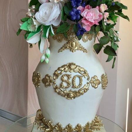 На фото свадебный торт в виде вазы с цветами, производитель кондитерских изделий на заказ Шарлотка.
