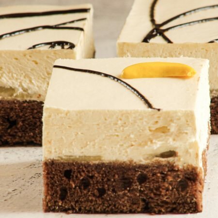 На фото торт Банановый десерт, производителя кондитерских изделий под заказ Шарлотка, коричневый корж с белым кремом.