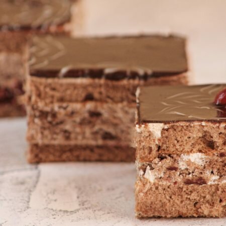 На фото торт Пьяная вишня, производителя кондитерских изделий под заказ Шарлотка, шоколадный бисквит покрытый шоколадной глазурью.