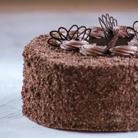 На фотографии шоколадный торт украшенный шоколадным кремом, производитель кондитерских изделий под заказ Шарлотка.